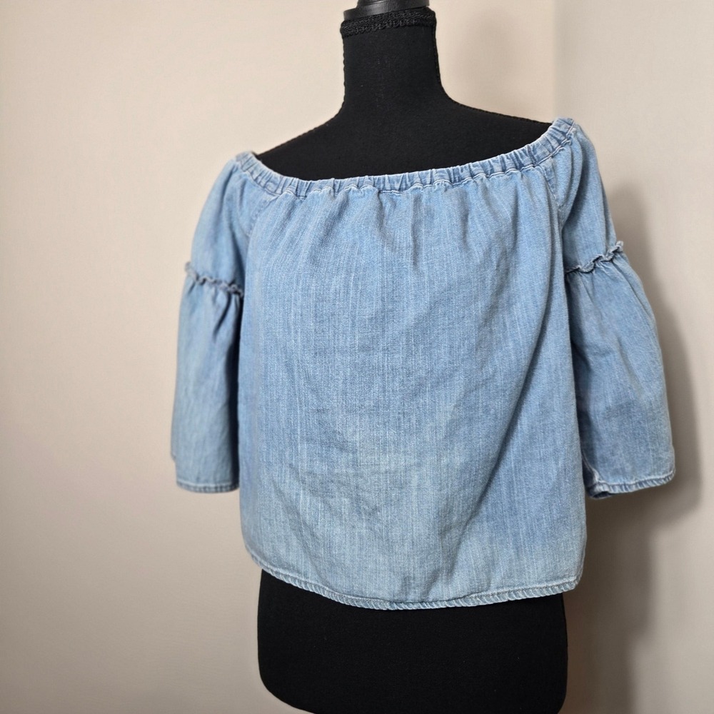 Universal Thread Denim Top Womens M Light Blue Off Shoulder Bell Sleeve (B7)